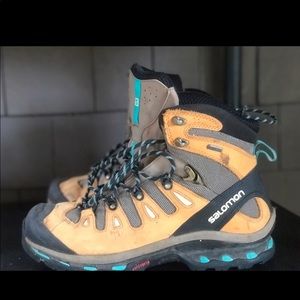 SALOMON HIKING BOOTS